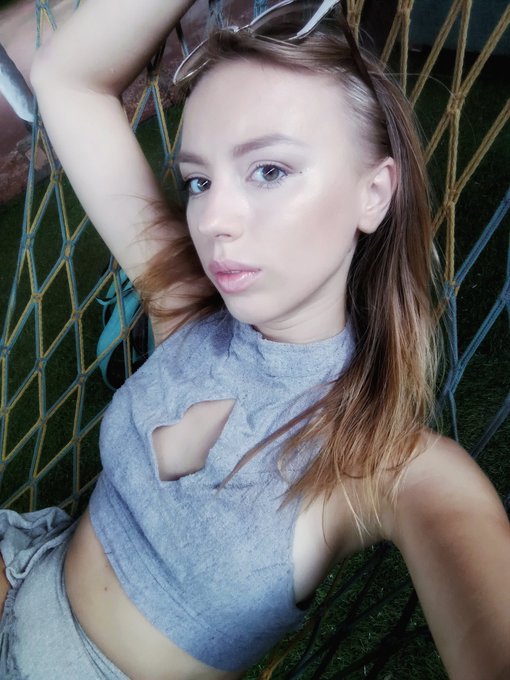 🌈😻❤️ I'm open for private videos solo and BG, hit me please via thornkira01@gmail.com. Remember to support