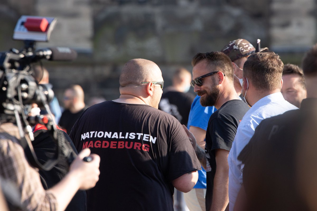recherchemd's tweet photo. AfD-Landtagskandidat Mathias Knispel (rechts) mal wieder in seinem Element: Kuscheln mit Nazis bei #md0406. Knispel tritt morgen auch als Bürgermeisterkandidat in #Colbitz an. #ltwlsa21 #ltwlsa 
Foto: @ObjektivOst https://t.co/zUNEpFMtXa
