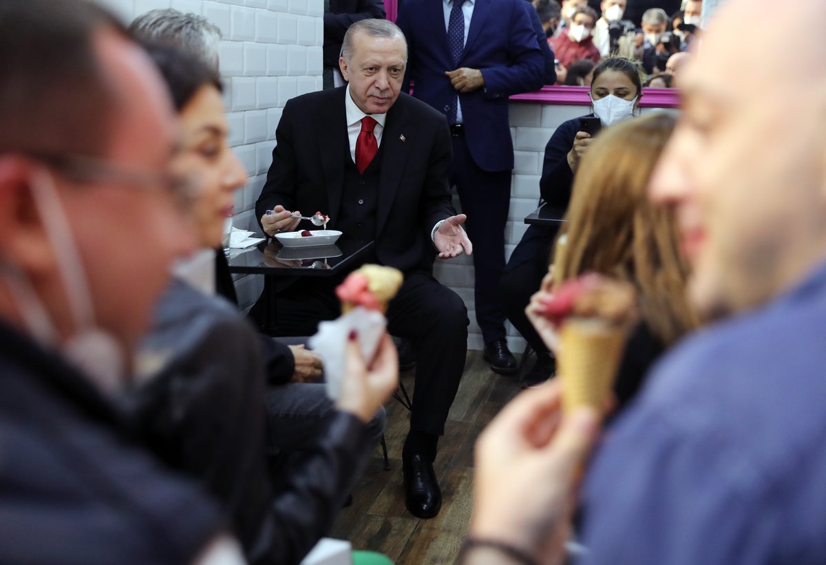 Cumhurbaşkanımız Recep Tayyip Erdoğan, Çengelköy'deki bir dondurmacıda vatandaşlarla dondurma yedi, sohbet etti.