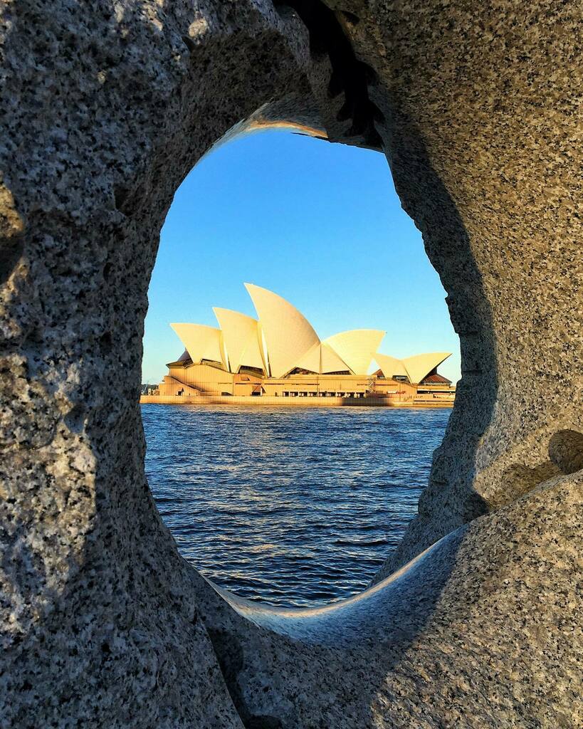 kaushik__jay's tweet photo. #OperaHouse #FrameInFrame #OushiZokei #SculptureRocks #Sydney #CBD #ArtInstallation #TiKaTales #WeekEnds #ShotOniPhone #SnapSeed #TheRocks #SydneyHarbour https://t.co/XuURW1H9YX https://t.co/QjSiM64pI4