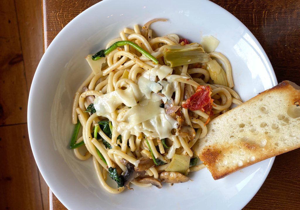 𝙉𝙀𝙒 𝙈𝙀𝙉𝙐 𝙁𝙀𝘼𝙏𝙐𝙍𝙀 // 𝑺𝒑𝒓𝒊𝒏𝒈 𝑩𝒖𝒄𝒂𝒕𝒊𝒏𝒊 𝑷𝒂𝒔𝒕𝒂 // [spinach, sun dried tomato, artichoke, garlic, mushroom &amp; olive oil] add shrimp, scallops or lobster! 🦞 #eatlocal #portlandmaine #craftbeer #littletaphouse