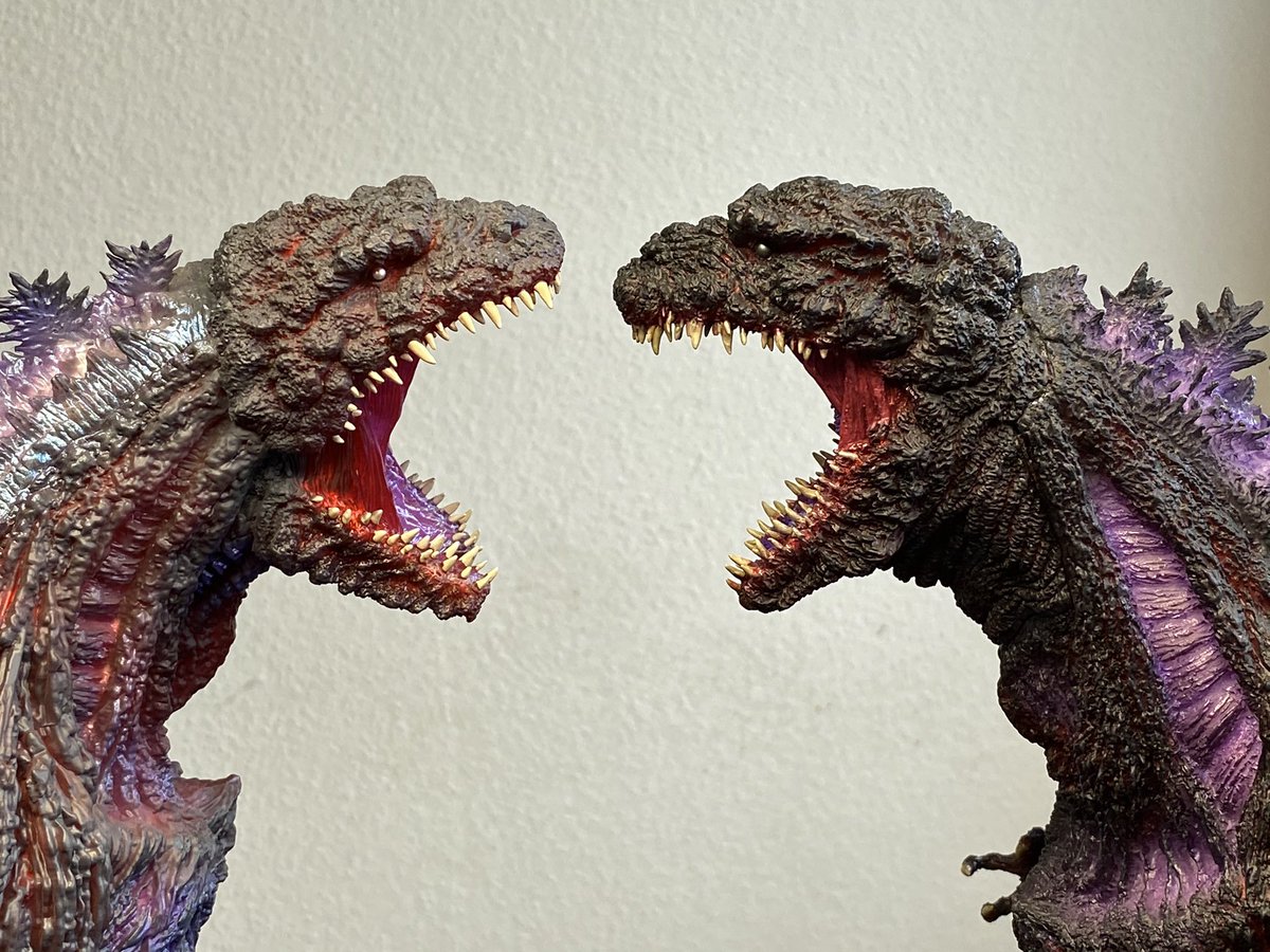 Shin_Gojira_66's tweet photo. Comparison part 3/detail 1: The head: Again a 50/50 result for me: I prefer the upper jaw/head of the Ric & the lower jaw and mouth of the OBS (his upper head is a tad flat compared to the Ric). That‘s more than made up by the transparent vinyl on Ezhobi‘s figure #Ezhobi #XPlus https://t.co/DtIq6ak1m5