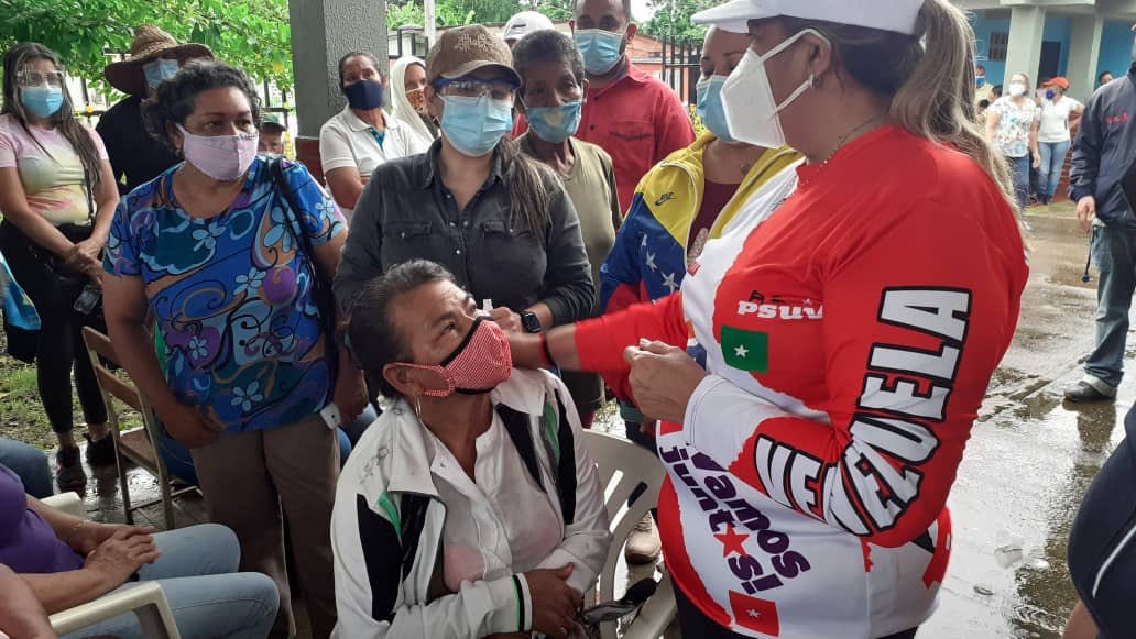 _LaAvanzadora's tweet photo. Visité el Ambulatorio tipo 2 de la parroquia La Pica, donde se desarrolla la jornada de vacunación de nuestros adultos mayores. 

En este centro de salud también entregamos equipos médicos y medicamentos.

@NicolasMaduro 
@dcabellor https://t.co/Y6hFMzGPpK