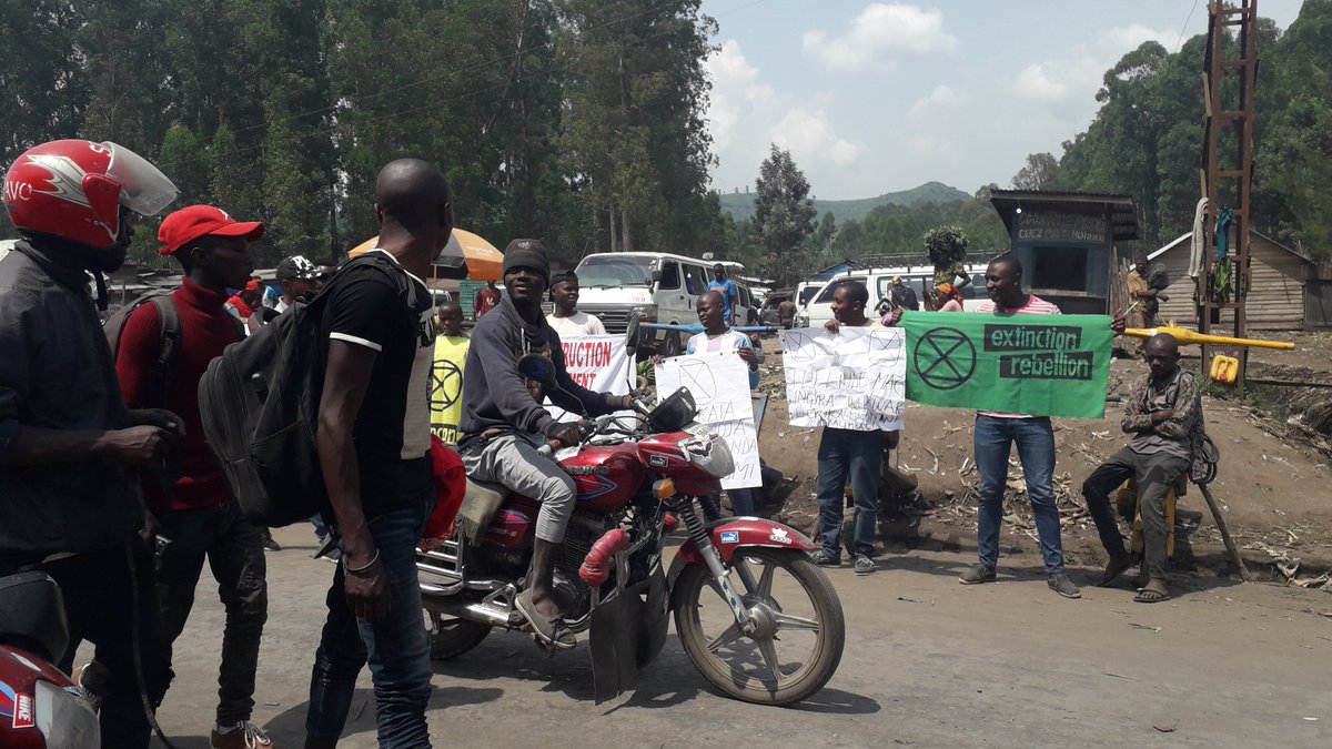 XMinova's tweet photo. @G7
A travers ces images, XR Minova à mener une activité de sensibilisation dans le marché de Minova, dans le but de récolter auprès de la population locale les inconvénients de la pollution que font les pays du G7. https://t.co/opEWLFSsZB