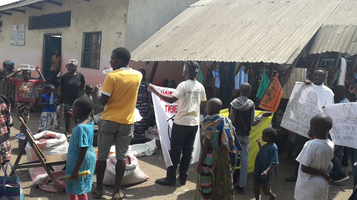 XMinova's tweet photo. @G7
A travers ces images, XR Minova à mener une activité de sensibilisation dans le marché de Minova, dans le but de récolter auprès de la population locale les inconvénients de la pollution que font les pays du G7. https://t.co/opEWLFSsZB
