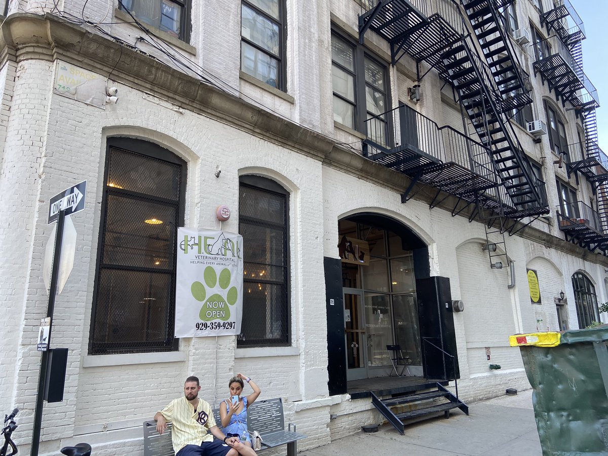 hiro_shooter's tweet photo. 日本にも出店してるBrooklyn roasting company だがフラッグシップ店だったDUMBO店がクローズして久しい。コロナが落ち着いたら再開するのかと思ってたら動物病院になっていた。 https://t.co/l0XzS2eMGm