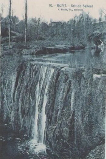 premsahistoria's tweet photo. Salt de Sallent de Rupit. M'ha sorprés, ara fa el doble d'alçada no? Foto: L. Roisin. https://t.co/X2q6voOp1b
