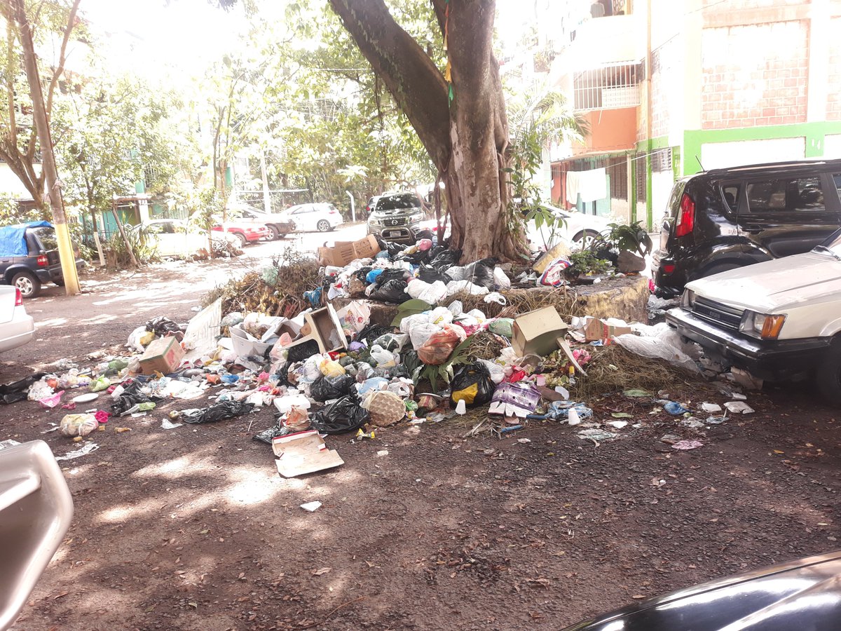canwulf's tweet photo. @SalMelndez3 cumpla con su obligacion de mantener limpio el municipio desde que tomó mando @AlcaldaMejican1 tenemos este problema recoga la basura señor cumpla con su responsabilidad (conste que yo voté por usted no nos decepcione más de lo que ya lo está haciendo) @nayibbukele https://t.co/0zIlL121G3