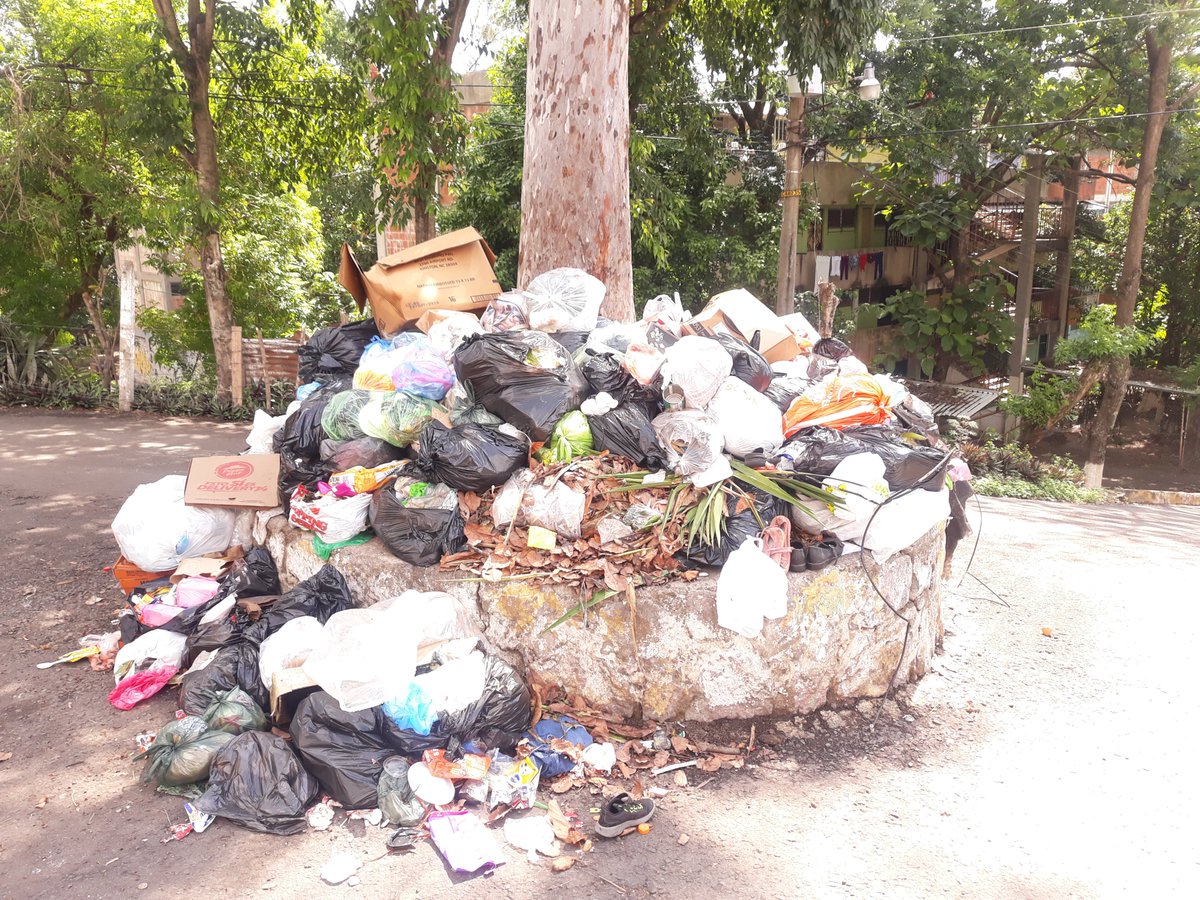 canwulf's tweet photo. @SalMelndez3 cumpla con su obligacion de mantener limpio el municipio desde que tomó mando @AlcaldaMejican1 tenemos este problema recoga la basura señor cumpla con su responsabilidad (conste que yo voté por usted no nos decepcione más de lo que ya lo está haciendo) @nayibbukele https://t.co/0zIlL121G3