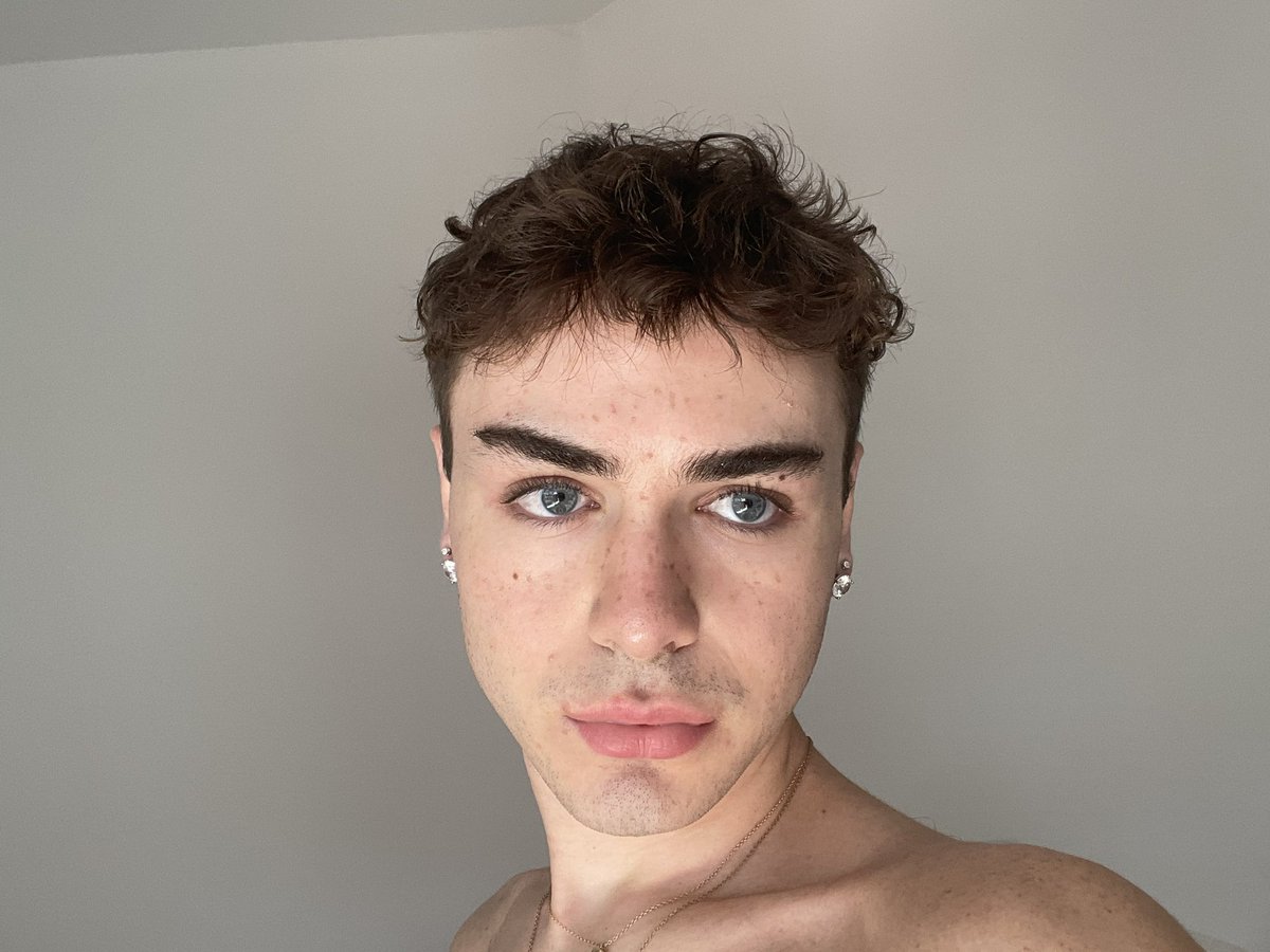 blowsitaII's tweet photo. me ft my shoulder freckles 🙀 https://t.co/xZA09nAMuh