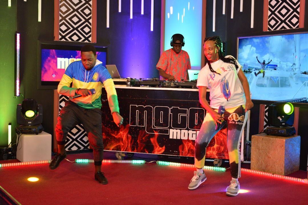 rbarwanda's tweet photo. Ryoherwa na weekend wirebera #RTVMotoMoto hamwe na Anita, Gitego n'aba DJs.
🔥 💃🕺 

📸 @umutistudio https://t.co/0XXADg1WhM