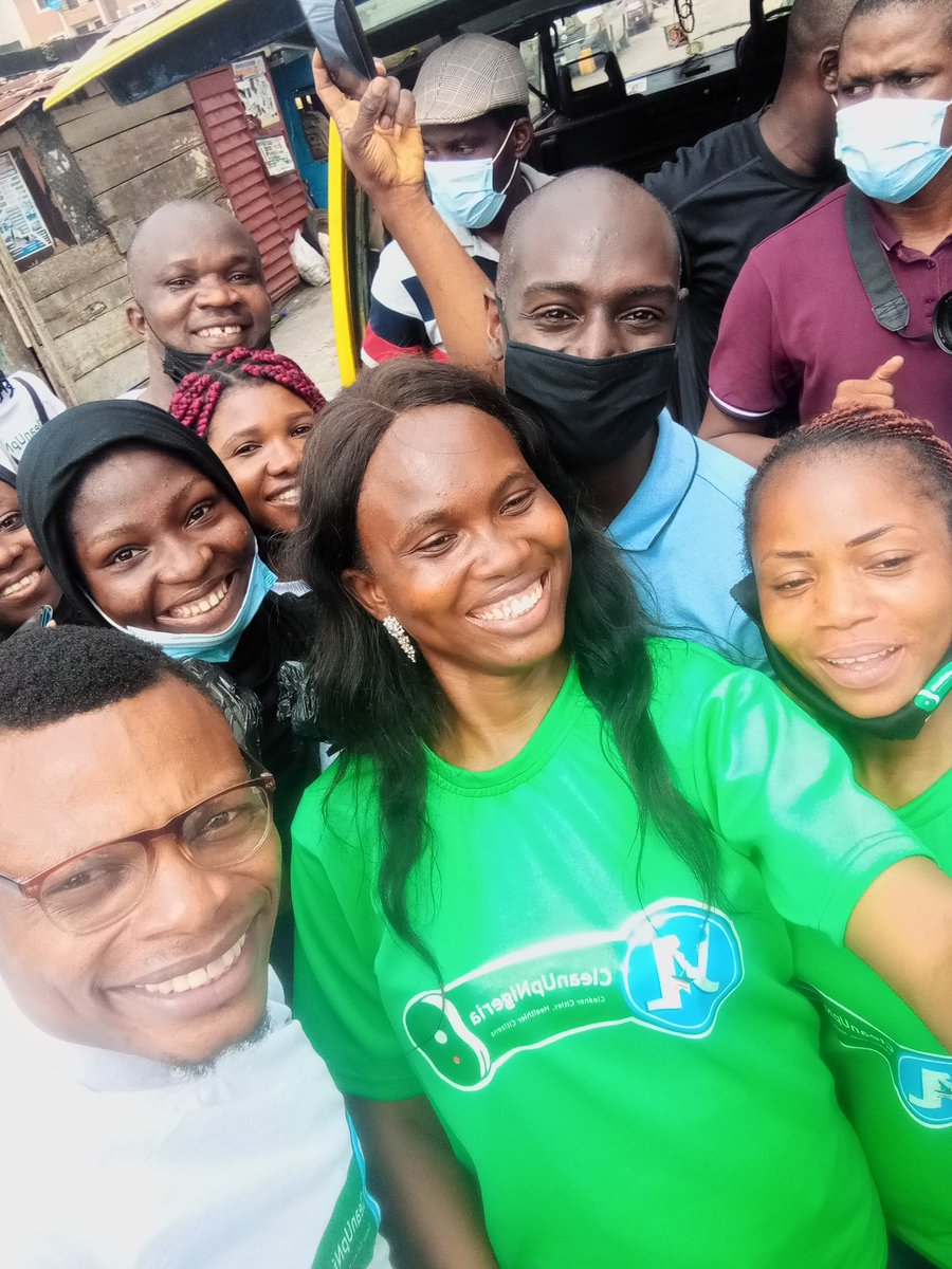 ItsMelvinOnX's tweet photo. Selfie moments with the Acting CG of the US Mission in Nigeria.

The joy and fun of volunteering and service to humanity.

#WorldEnvironmentDay2021
#YALILagosCleanUp
#KeepLagosClean
@KeepNaijaClean
@YaliRLCAlumNgSW
@Yalirlcalumning
@WashFellowship
@yalinetworklag
@USinNigeria https://t.co/tjWS3tIoUQ
