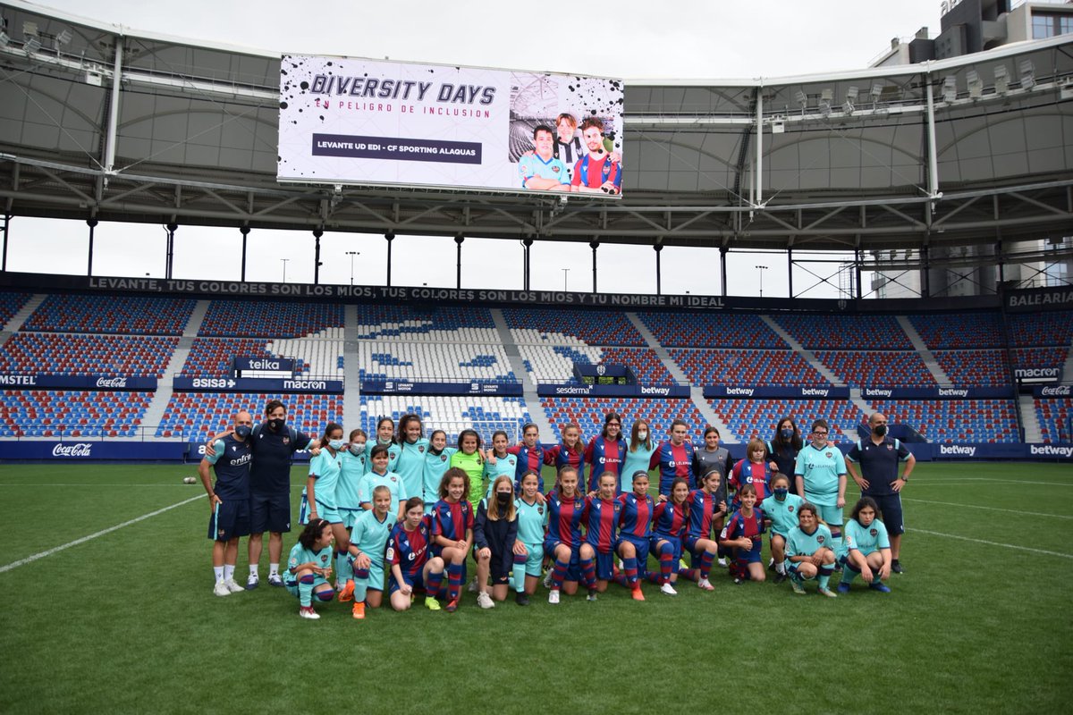 penya_lud_fem's tweet photo. #DiversityDays #CanteraGranotaFem Fiesta del fútbol en el Ciutat con el Cadete B y el Levante EDI. El resultado fue lo de menos. Hoy tocaba disfrutar. +Info en FemCanteraLUDFEM #OrgullGranota #LevanteCadeteB #LevanteEDI 📷 de Rafa Mielgo https://t.co/VfgOjM2V7q