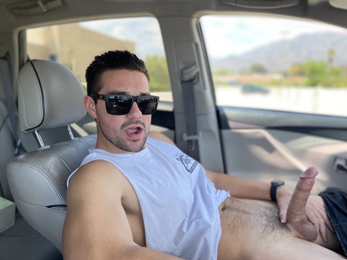 The gym always gets me so damn horny. Seeing all those sexy bubble butts leaves me day dreaming. Today