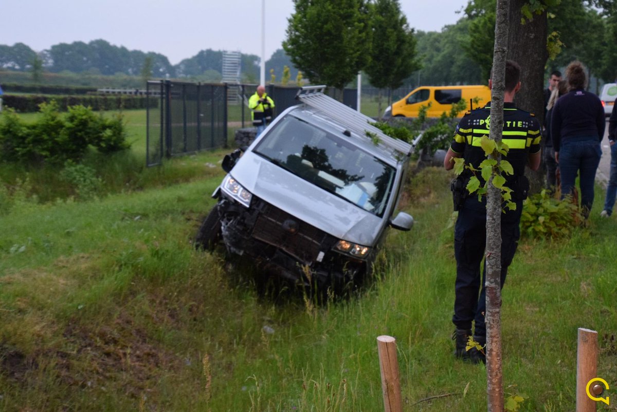 Bestelbusje richt ravage aan na ongeval in Kronenberg -. #NuHadM.