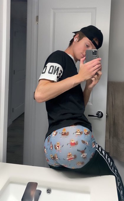 RT if you like Canadian booty ?? https://t.co/D7jHfgGIkh