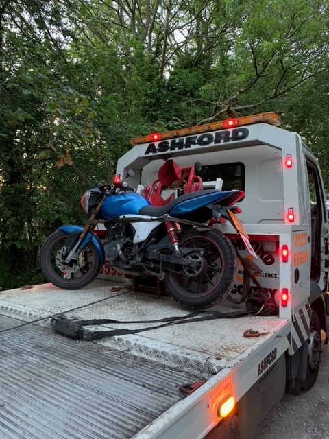 KentPoliceAsh's tweet photo. Pro-active patrolling this evening from the Ashford #CSUTaskingTeam resulted in this vehicle being #Seized in the #Singleton area . Relevant checks were made and the vehicle showed up as uninsured . Lovely evening to be walking home ๐๐ถ. LJ https://t.co/za4pEGsgq1