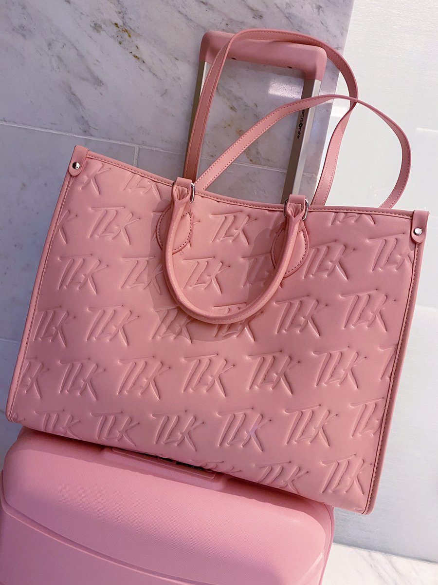 KaylarWill's tweet photo. My luggage so cute. Tote bag @tlk_lifestyle 😍💕 https://t.co/rwLGHQHtPS