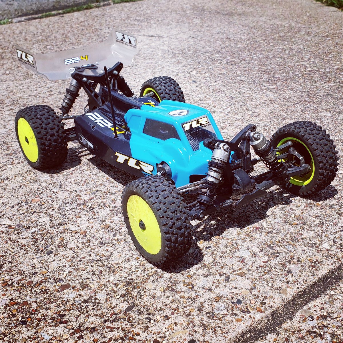The3Daddict's tweet photo. The Team Losi Racing 22-4 2.0 is my favorite modern AWD 1/10 buggy, its like its glued to the track, they have a 4.0 now and I may just get one. #rccars #rchobbies #rcoffroad #teamlosiracing #rcbuggys #rcaddict #rcobsession #hobbywing #spektrum https://t.co/6IaFgXgiFW