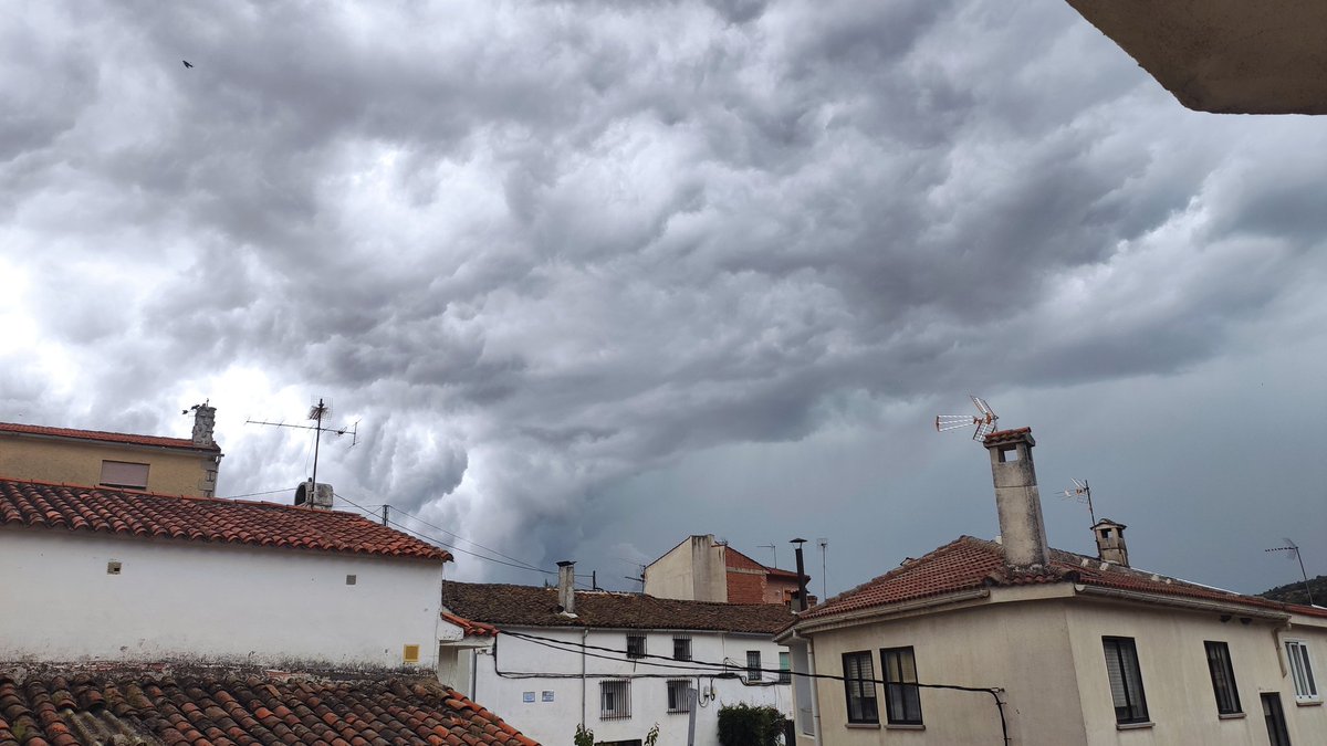 Rociu86's tweet photo. Sin filtros. Se acercaba tormenta en El Real de San Vicente (Toledo) el 05/06/21 @ElTiempo_tve @ElTiempoCMM https://t.co/LuHD6zprxC