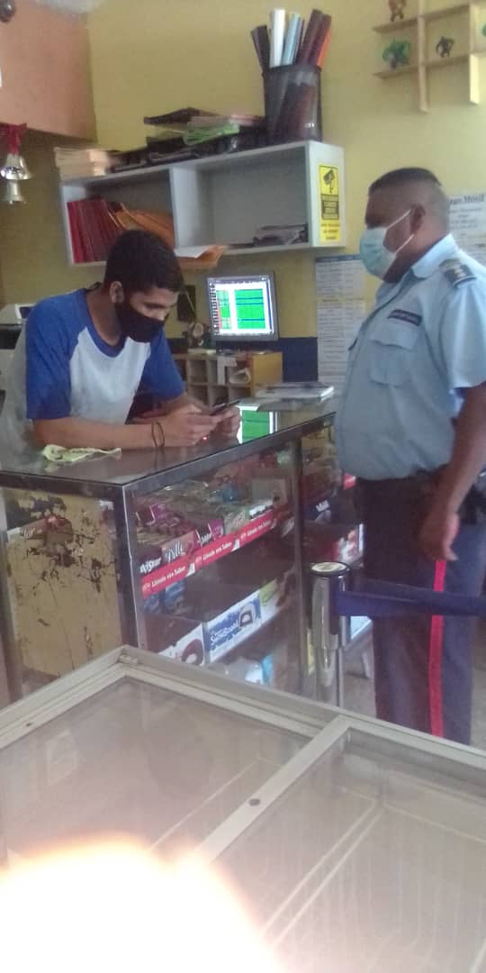 PoliciaMiranda1's tweet photo. Estamos desplegados afianzando el binomio policía - comunidad y continuar reforzando lazos con el pueblo mirandino. Recorrimos la urbanización #Lecumberry en #Cúa para dar a conocer los beneficios de la @cuadrantdpaz https://t.co/zwtk5BqC3H