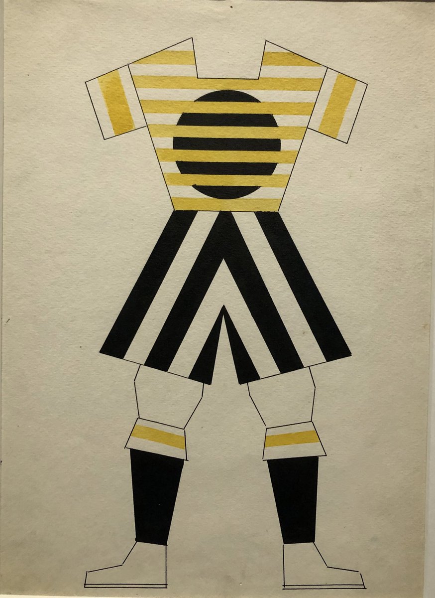 LiaCamel92's tweet photo. #VarvaraStepanova , une des artistes russes exposées @CentrePompidou ,dessinait une tenue de sport pour homme en 1923. Pas mal non ? Engagée avec #Popova, une autre artiste,ds le processus de fabrication de tissus de la première fabrique de tissus imprimés en Union Soviétique https://t.co/mbfzn5mamu