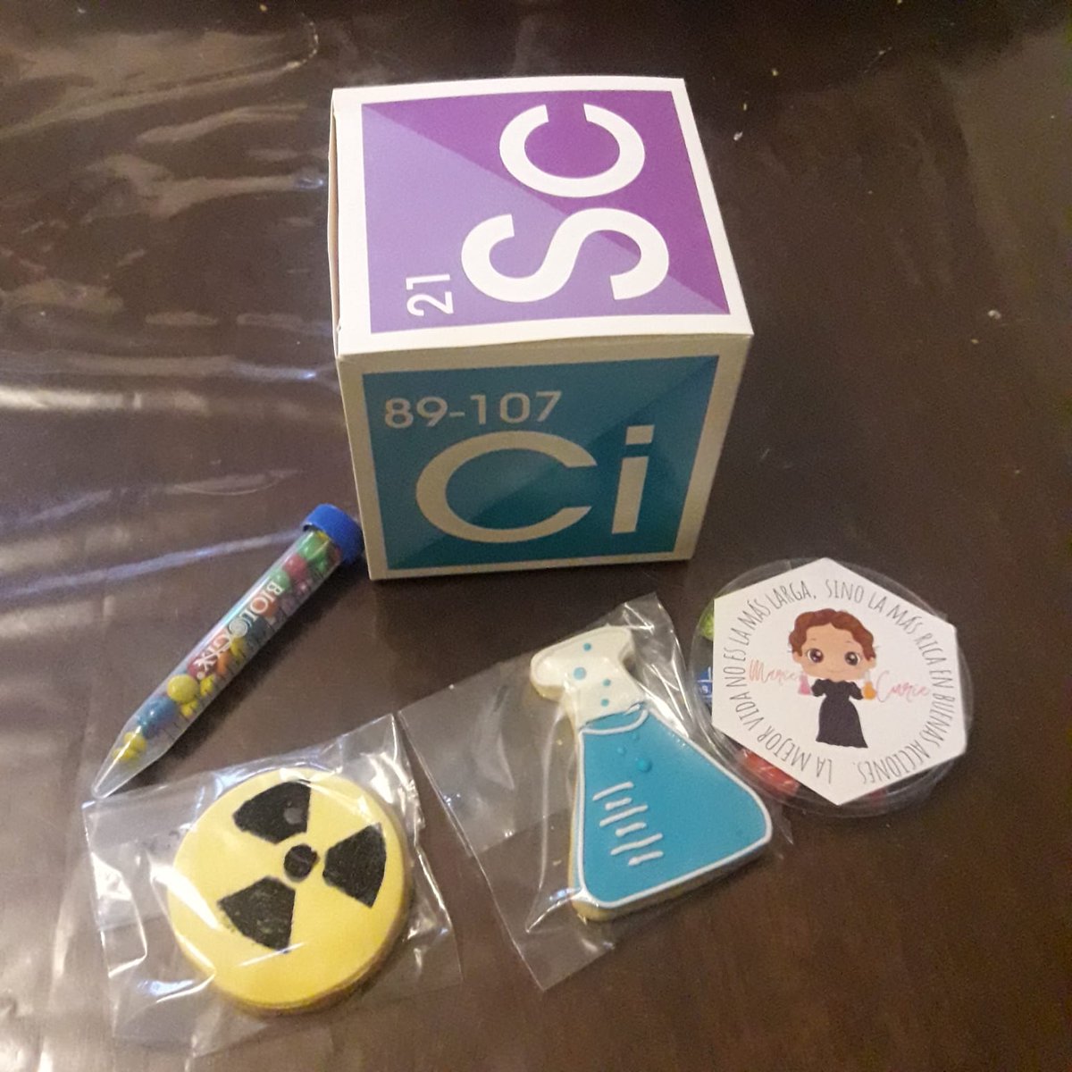 ¿Quieren un ejemplo de cómo cambió la percepción social de la ciencia en Uruguay? 
Miren esta tarjeta de cumpleaños de 5 años cuyos padres no son científicos. Todo empezó porque una tía le regaló una muñeca de Marie Curie. 
El resultado: interés, cumple temático y niños felices