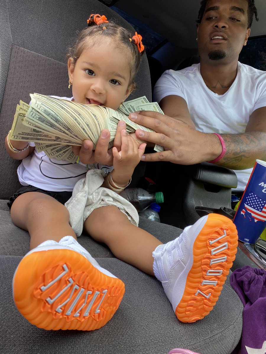 Capp_god's tweet photo. My baby got mo drip 💧 den a lot of you niggas 🧡😆💲💞 #reallycappndaughter https://t.co/TEcCopD9ua