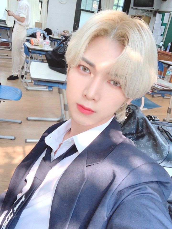 DiarioHongjoong's tweet photo. 🔔» Interação Social
#SUNRISE_CLASS
→ Letra: S
Comentem aqui palavras com S utilizando as tags #ATEEZ , #에이티즈 , #エイティーズ e marcando o @ATEEZofficial
⏰ : Até 19:40
- Berry🍓 https://t.co/hIjieDcob4