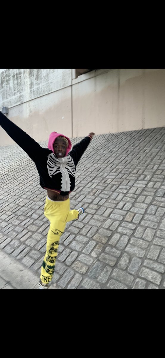 wiekz's tweet photo. @satinydaddy zebra out in the wild 🥰🥰 https://t.co/vhk9uiIR3v