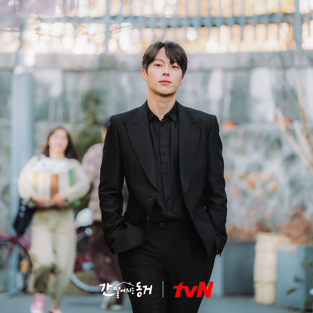 CJnDrama's tweet photo. 어르신이 걸으면 그 길이 런웨이,,, 그 순간이 화보✨
뒤에 쫄래쫄래 따라오는 담이 시강ㅋㅋㅋ

매주 [수목] 밤 10:30 tvN 방송 🏠
#tvN #간떨어지는동거 #간동거 #수목드라마
#장기용 #이혜리 #강한나 #김도완 #배인혁 https://t.co/6Bc78rvCEf