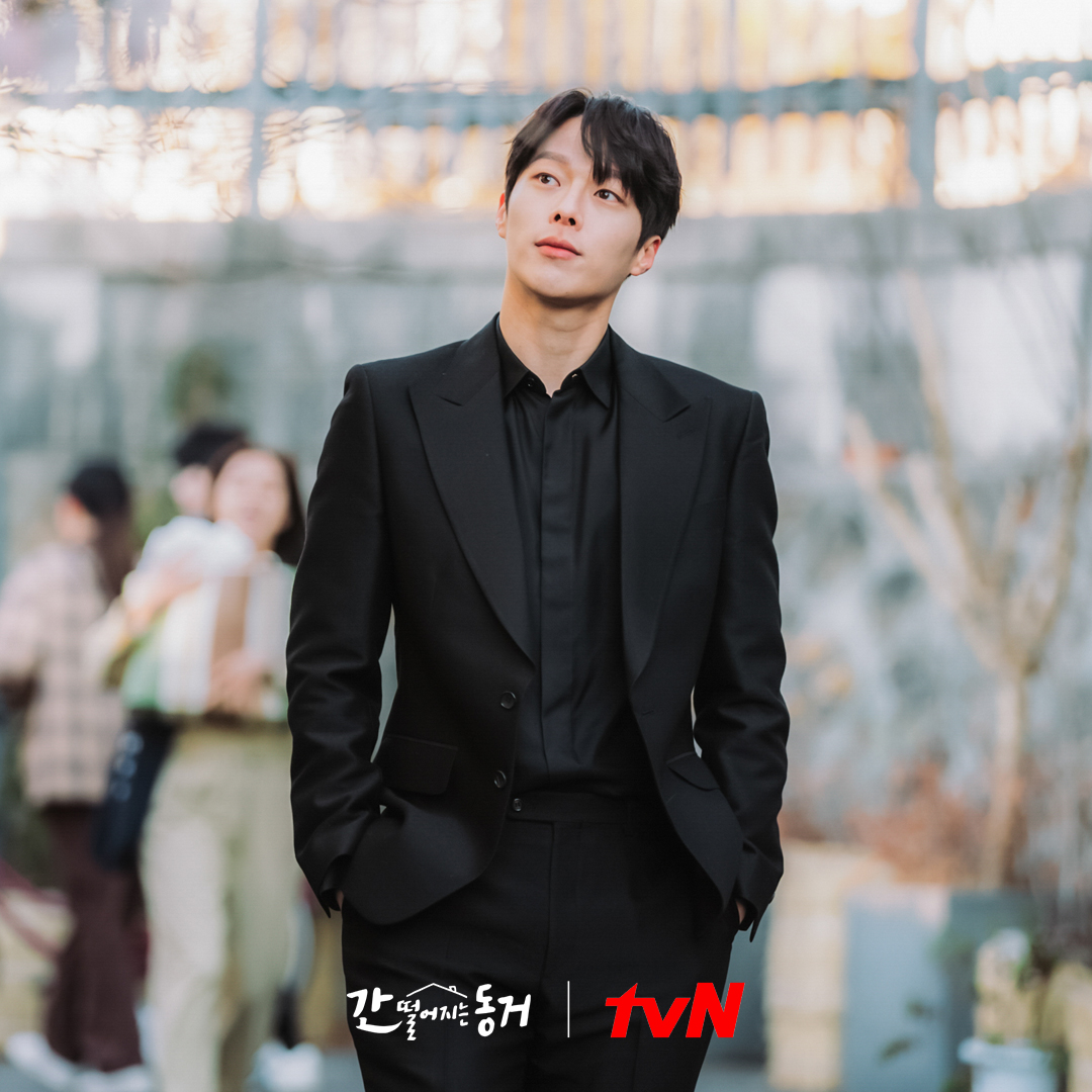 CJnDrama's tweet photo. 어르신이 걸으면 그 길이 런웨이,,, 그 순간이 화보✨
뒤에 쫄래쫄래 따라오는 담이 시강ㅋㅋㅋ

매주 [수목] 밤 10:30 tvN 방송 🏠
#tvN #간떨어지는동거 #간동거 #수목드라마
#장기용 #이혜리 #강한나 #김도완 #배인혁 https://t.co/6Bc78rvCEf