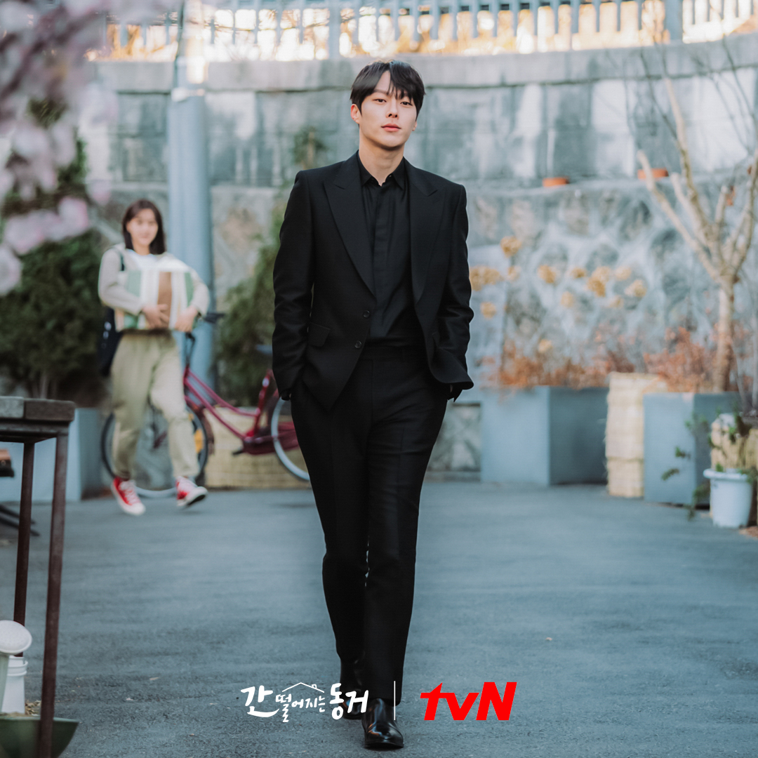 어르신이 걸으면 그 길이 런웨이,,, 그 순간이 화보✨
뒤에 쫄래쫄래 따라오는 담이 시강ㅋㅋㅋ

매주 [수목] 밤 10:30 tvN 방송 🏠
#tvN #간떨어지는동거 #간동거 #수목드라마
#장기용 #이혜리 #강한나 #김도완 #배인혁