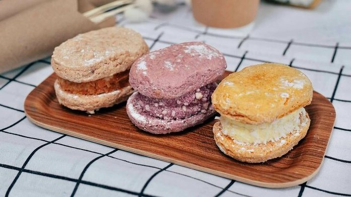 Every month is now a surprise with our rotational dacquoise! For #June, dig into Taro, Mango and Chocolate Hazelnut to kick off the start to a great month! #thesocialblend 

#Foodies #MondayMotivation #MondayMood #dessert #Toronto