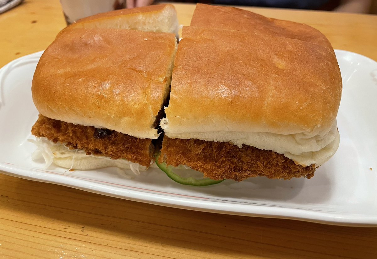 morit0735's tweet photo. コメダ珈琲の味噌カツサンドのボリュームがすごい(笑) https://t.co/8ACqzokeNB