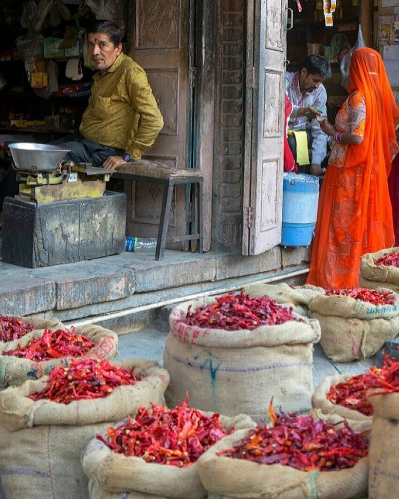 magikindia's tweet photo. India is like a painting... (Barmer market)
#barmer #barmera #barmercity #desert #coloursofindia #rajasthan #rajasthani #rajasthantourism #indiaphotography #travel #indialovers #travelindiagram #travelindia #magikindia #india #indiatravelphotography #mathinitravel https://t.co/4WnwoeeEn9