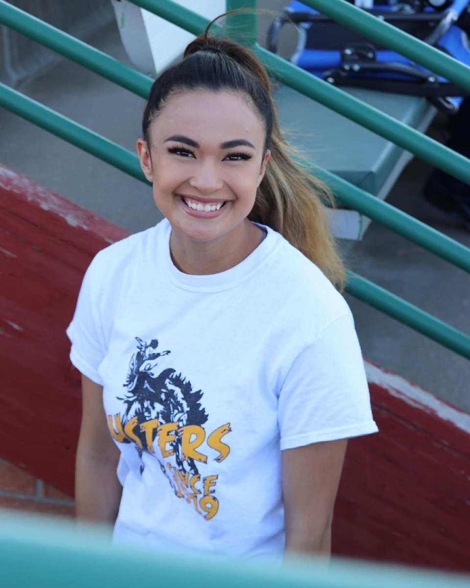 GCCCBroncbuster's tweet photo. What a fun evening of cheering on the GC Wind! Thank you to our 2021 graduate, Isabella Wilds for stopping by to sing the national anthem! AND thank you to GCCC Athletic Director, Jeff Tatum for throwing the first pitch! โพ๏ธ๐
#gcwind #gccc #busternation https://t.co/cnSCRc1Bid