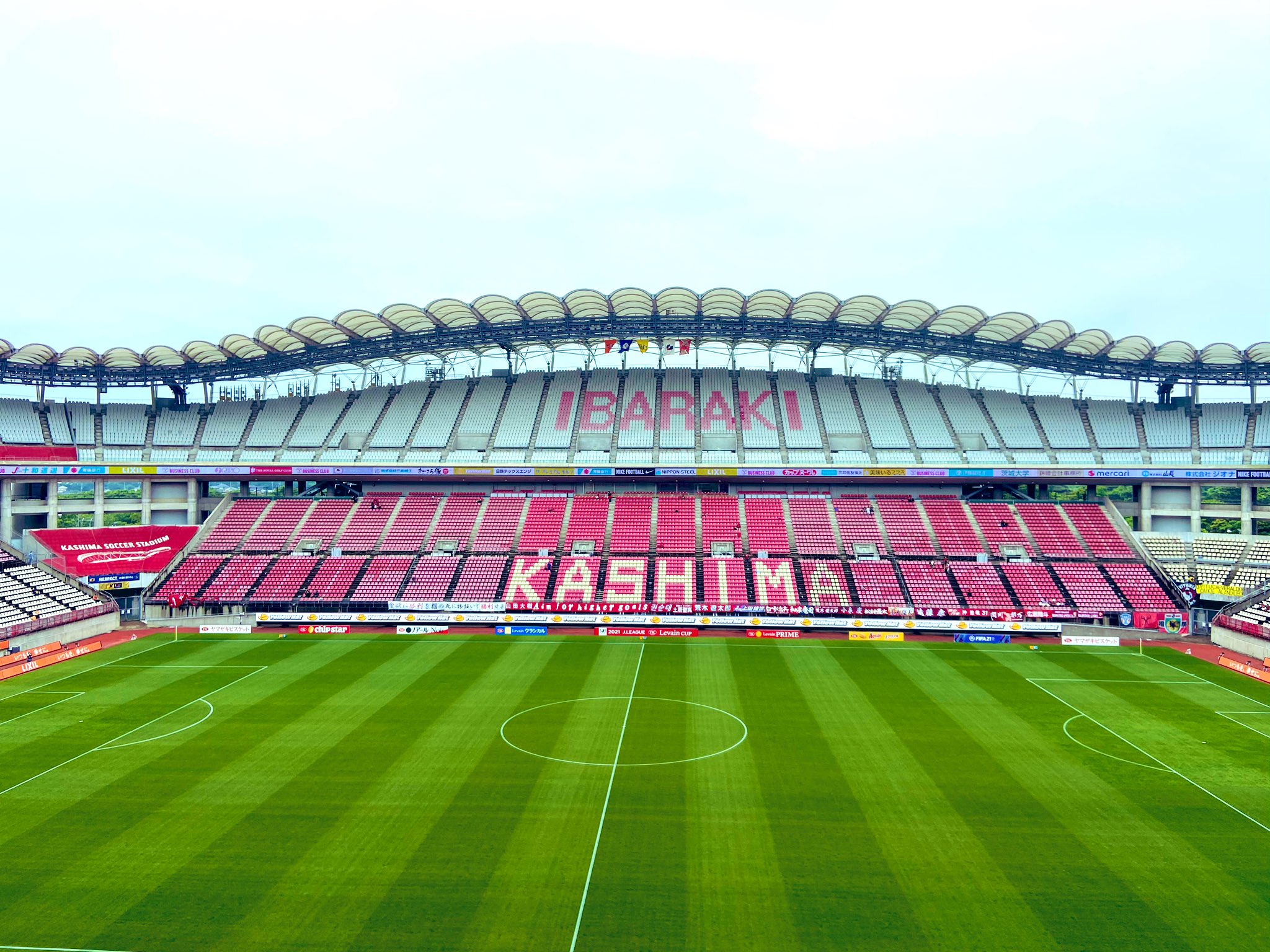 ファンサカ仕様よ Rt Hibinomari 雨は止んでいます 鹿島スタジアム 今日は ルヴァンカッププレーオフステージ第2戦 鹿島アントラーズvs清水エスパルスの中継です 解説 柱谷幸一さん 実況 野村明弘さん リポーター 日々野でお送りします