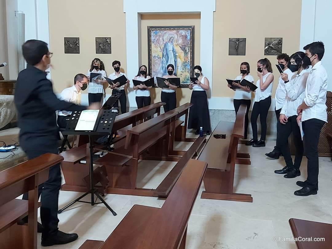 Coro_Encanto's tweet photo. Y después de muchos meses y varias bodas canceladas o pospuestas, ayer tuvimos la inmensa fortuna de acompañar a Carlos y Nuria en su día más importante. A pesar de las restricciones un grupo de cámara de nuestro coro puso la música a una emocionante y sentida ceremonia. https://t.co/e9HjredbVn