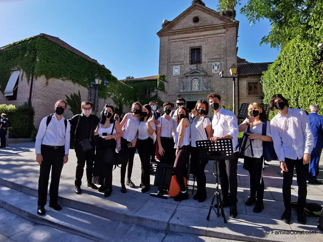 Coro_Encanto's tweet photo. Y después de muchos meses y varias bodas canceladas o pospuestas, ayer tuvimos la inmensa fortuna de acompañar a Carlos y Nuria en su día más importante. A pesar de las restricciones un grupo de cámara de nuestro coro puso la música a una emocionante y sentida ceremonia. https://t.co/e9HjredbVn