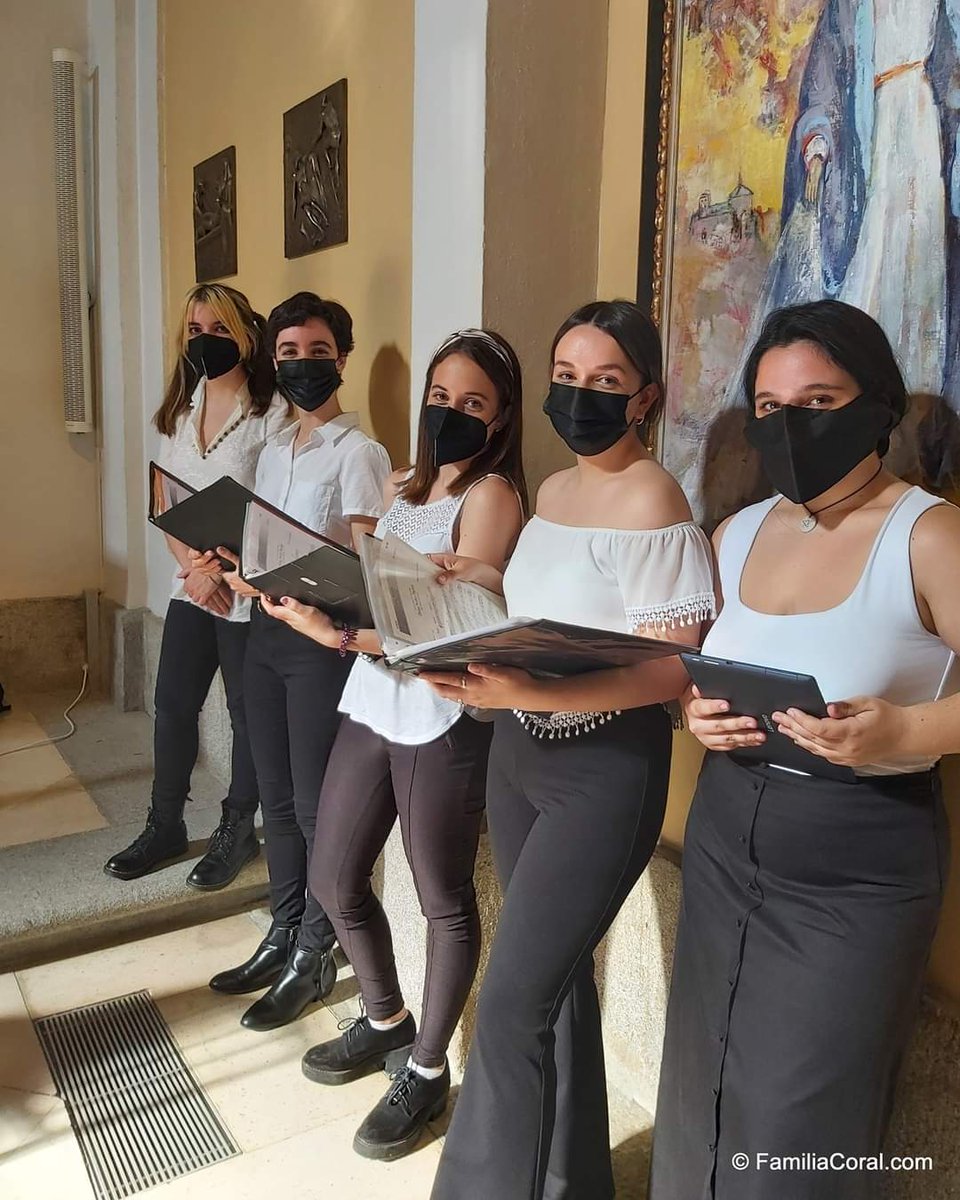 Coro_Encanto's tweet photo. Y después de muchos meses y varias bodas canceladas o pospuestas, ayer tuvimos la inmensa fortuna de acompañar a Carlos y Nuria en su día más importante. A pesar de las restricciones un grupo de cámara de nuestro coro puso la música a una emocionante y sentida ceremonia. https://t.co/e9HjredbVn