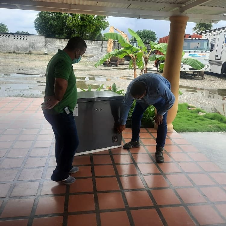 AlcaldeEzequie1's tweet photo. #RumboACarabobo
||LUCHAMOS CONTRA EL COVID 19|| 
El día de hoy hicimos la donación de un congelador que servirá para el resguardo de las vacunas del *Covid-19* En manos @rincones_dr Director del hospital tipo 1 *#AGUABLANCA* 
Con @NicolasMaduro @rafaelcalles @AlvaradoC_Salud https://t.co/urfFCvWOL7