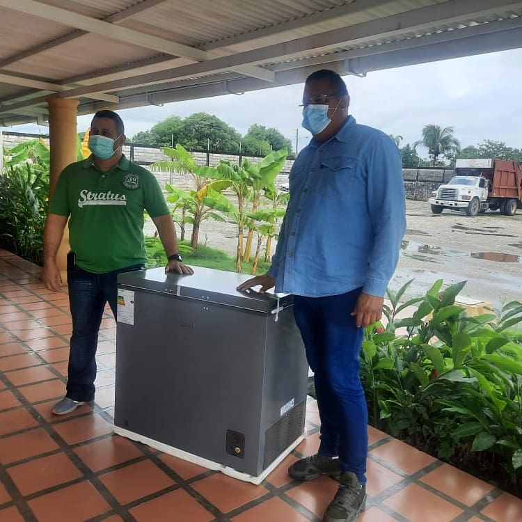 AlcaldeEzequie1's tweet photo. #RumboACarabobo
||LUCHAMOS CONTRA EL COVID 19|| 
El día de hoy hicimos la donación de un congelador que servirá para el resguardo de las vacunas del *Covid-19* En manos @rincones_dr Director del hospital tipo 1 *#AGUABLANCA* 
Con @NicolasMaduro @rafaelcalles @AlvaradoC_Salud https://t.co/urfFCvWOL7