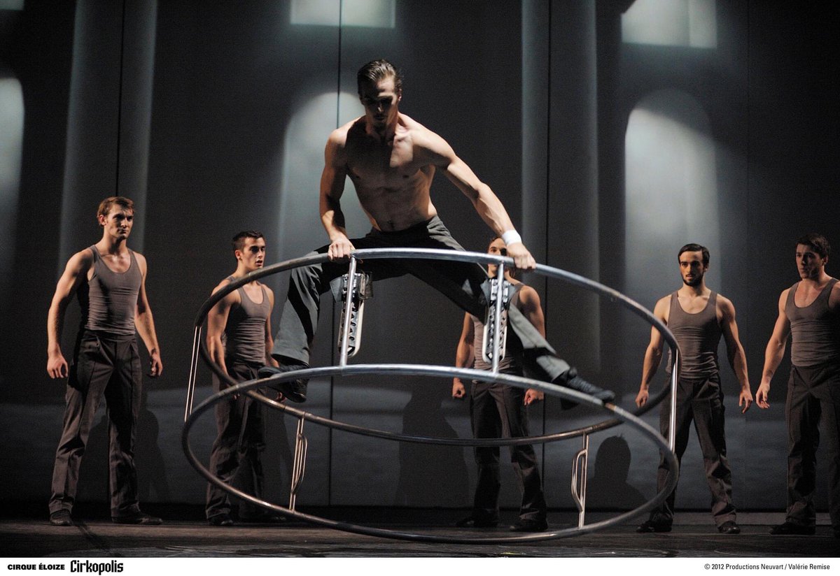 tmlascondes's tweet photo. ¡Tenemos el panorama perfecto para la familia!
Sumérgete en un vibrante mundo imaginario lleno poesía, destrezas acrobáticas y humor en increíble espectáculo de la compañía @cirque_eloize #Cirkopolis.
Puedes verlo #gratis en https://t.co/6pRcWvWD4d https://t.co/D6UltZfDh0