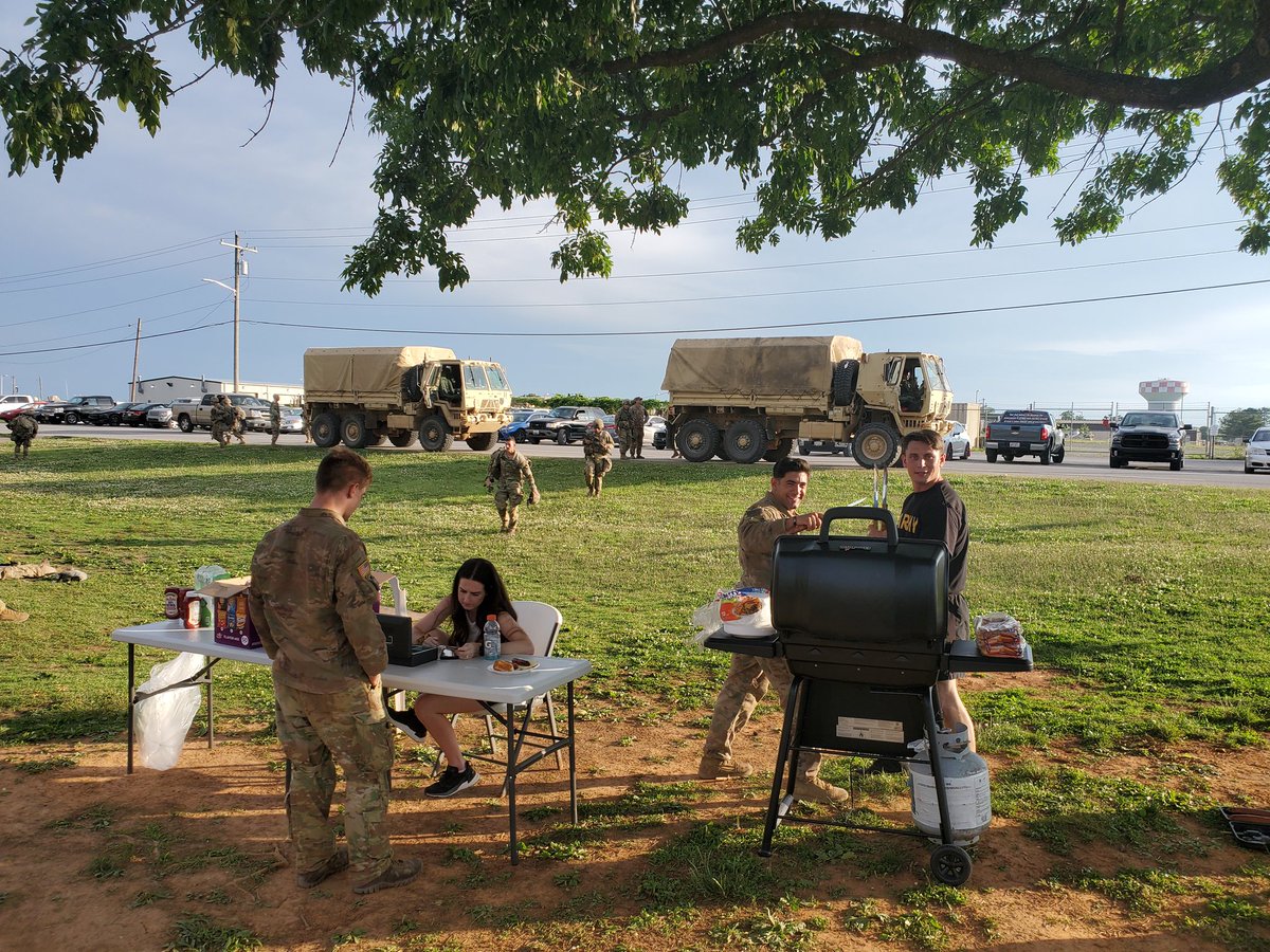 TBayonet6's tweet photo. Nothing better after a hard day training at EIB than coming back to ice cold gatorades and dueling grillmasters LT Will Peters and SSG Dan Gammoh. #BayonetsLeadTheWay https://t.co/N21QKkVn9P