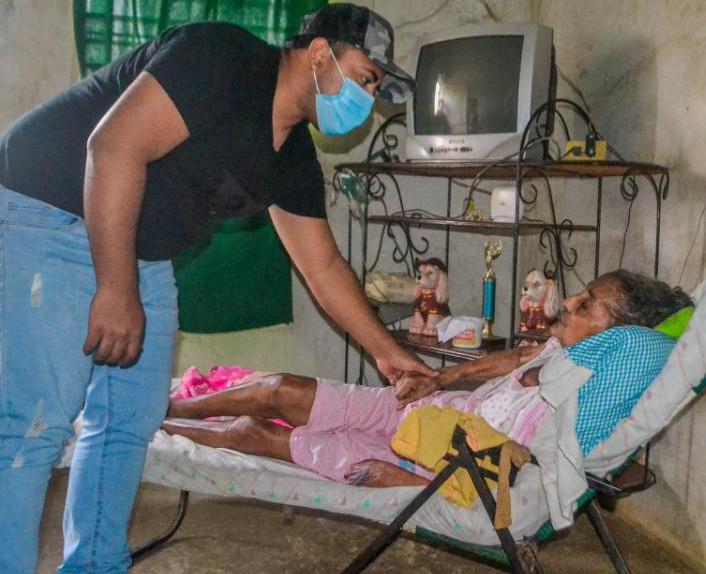 ¡Por Amor a nuestro Pueblo! Siempre van a contar con nuestra mano solidaria, con la bandera del legado del Comandante Chávez, de la mano del Pdte. <a href="/NicolasMaduro/">Nicolás Maduro</a> del Gob. Víctor Clark y de éste su humilde servidor porque no están solos, cuentan con los hijos de esta Revolución❤️