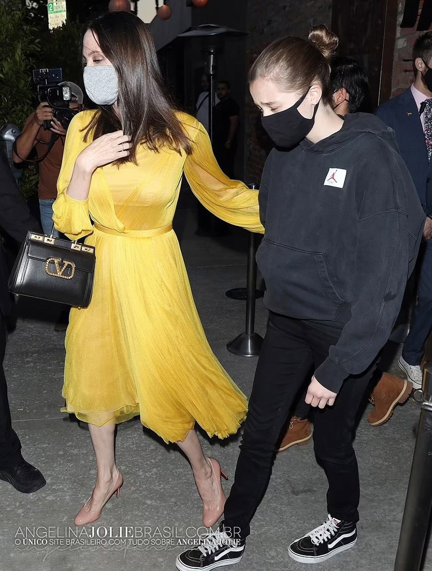 Angelina Jolie Brasil On Twitter Angelinajolie Comemora Aniversario Com Os Seis Filhos Durante Jantar Em Restaurante Asiatico Na Cidade De Los Angeles Saiba Mais E Veja Mais De 20 Fotos Em