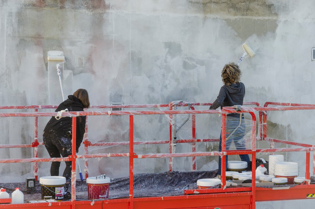 Rexenera_'s tweet photo. @RexeneraF 2021 avanza sin descanso! 
@Harsa_pati
 empezó ayer su mural en la Calle Camelia!
.
Fotos por @ALCrego_
Curado por @MutanteCreativo
 Organiza #ConcellodeCarballo 
@TurismoCarballo
#rexenera #rexenerafest #carballo #muralismo #artepublica #arteurbana #mural #wall #harsa https://t.co/VIzIm4Y3uk