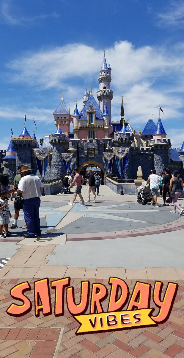 DizneyDayJey's tweet photo. Enjoying the day at Disneyland!! #Disneyland https://t.co/YjbmsU7B2B