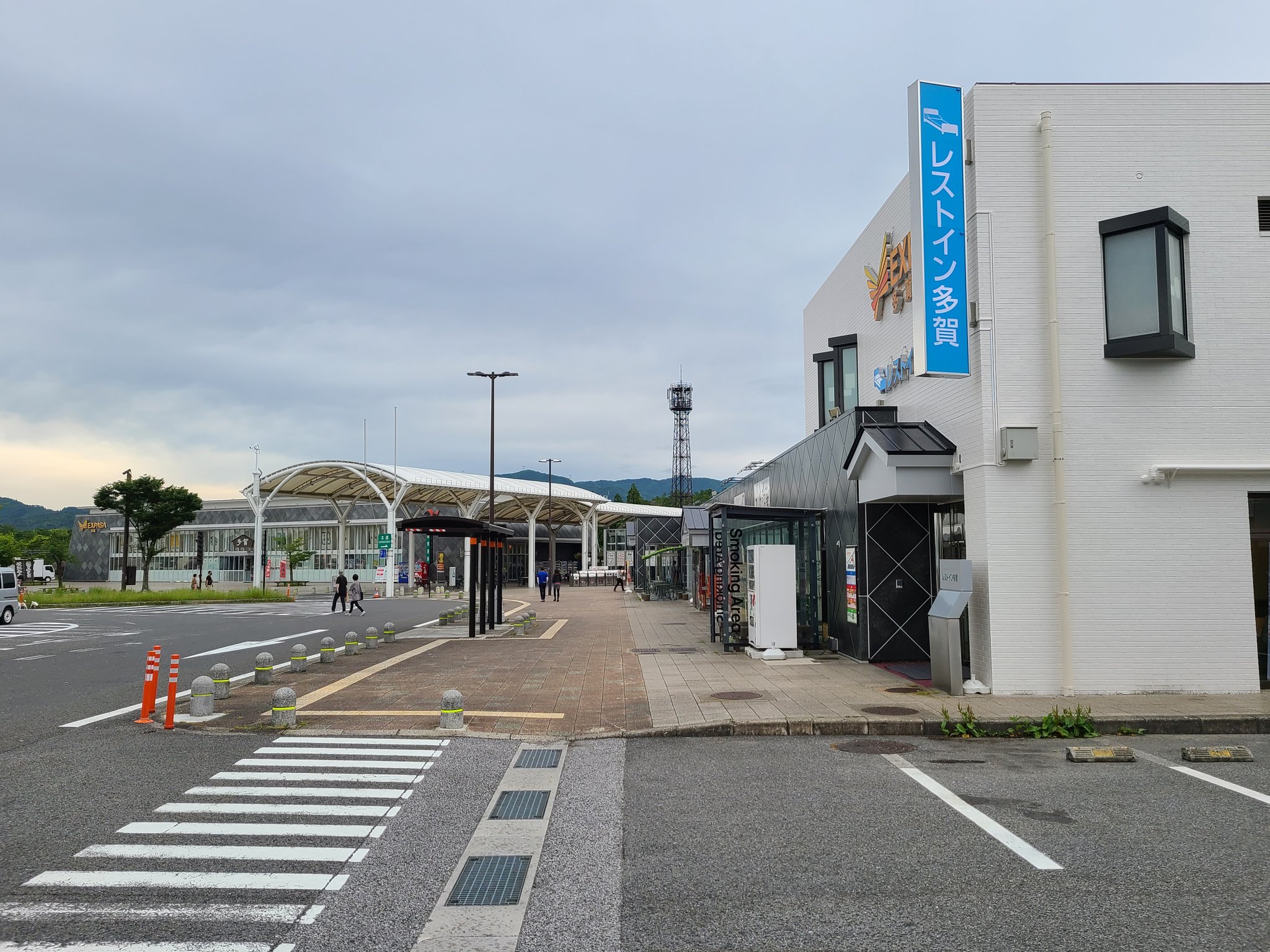 道ろじん 名神多賀sa 跨道橋を渡ってハイウェイホテル レストイン多賀で入浴してきた 温泉 では無いが ようやく風呂入れただけでも気持ちは違う レストイン多賀は昨年の11月末にレンタカーで来て泊まった実績がある T Co 2v4pwcbhyz
